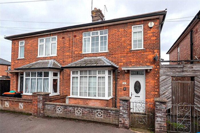 3 Bedroom Semi Detached House For Sale In Stuart Street, Dunstable, Bedfordshire, LU6
