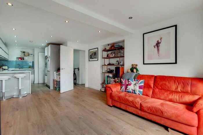 2 Bedroom Flat To Rent In Waterloo Gardens, Islington, London, N1