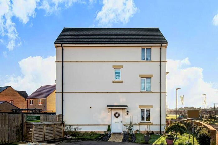 4 Bedroom Detached House To Rent In Windrush Place, Witney, OX29