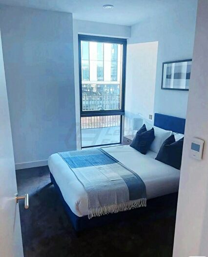 2 Bedroom Apartment To Rent In Viaduct Gardens, London, SW11