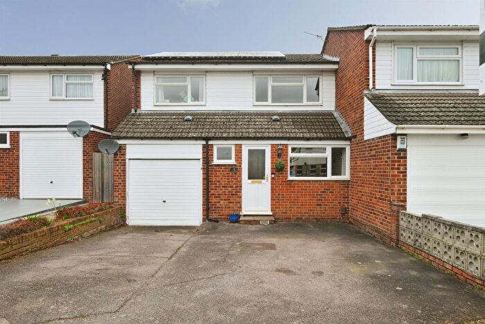 4 Bedroom Terraced House For Sale In Charlton Close, Hoddesdon, EN11
