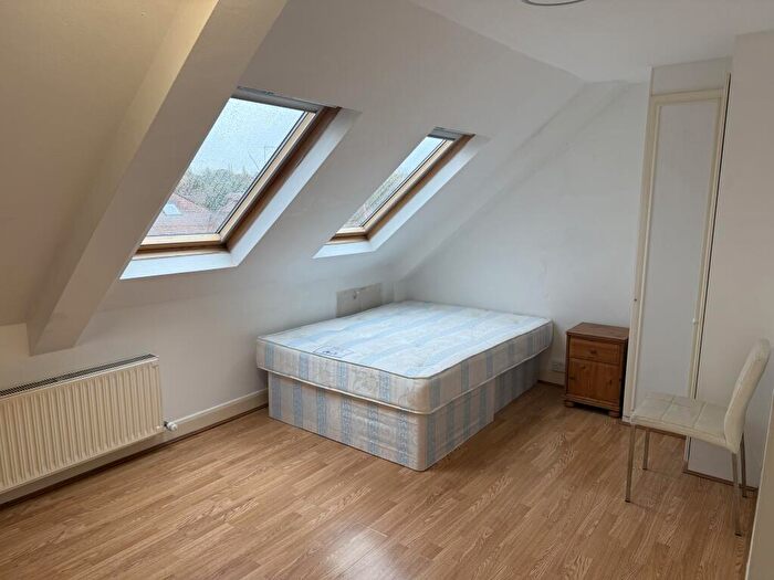 Studio To Rent In Beechcroft Avenue, London, NW11