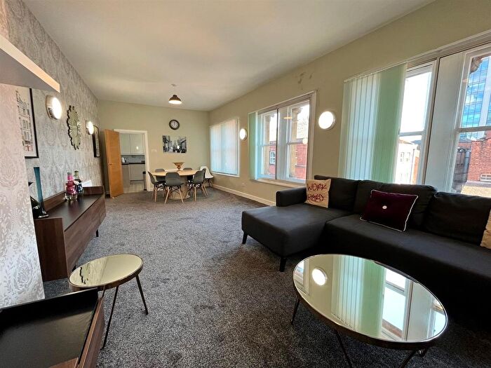 3 Bedroom Flat To Rent In Portland Street, Manchester, M1