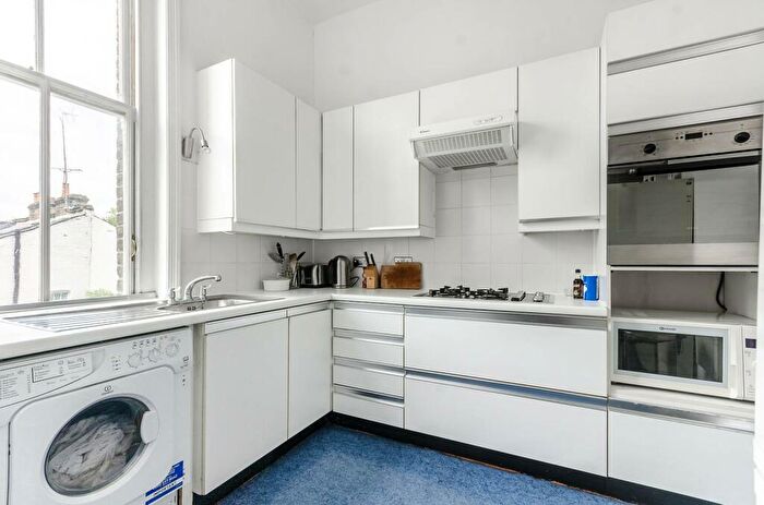 3 Bedroom Flat To Rent In Fulham Road, Chelsea, London, SW10