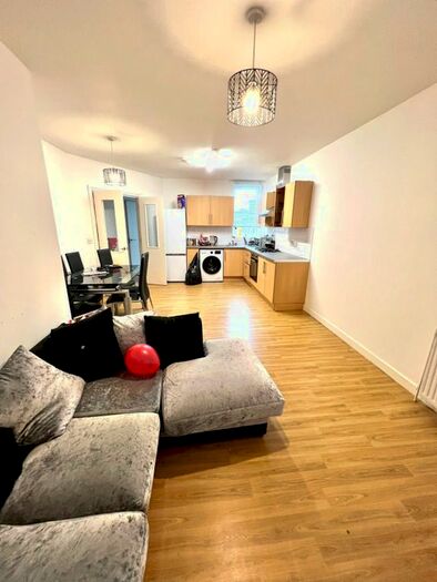 4 Bedroom Flat To Rent In Vale Road, Bushey, WD23