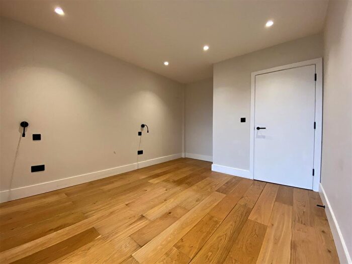 1 Bedroom Flat To Rent In Bow Common Lane, London, E3