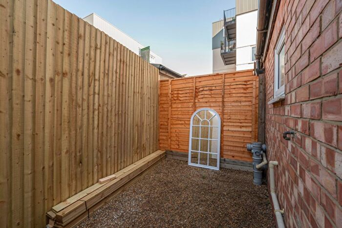 1 Bedroom Flat For Sale In Kingston Road, Raynes Park, SW20