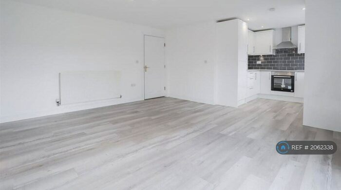 2 Bedroom Flat To Rent In Grasmere Drive, Bury, BL9