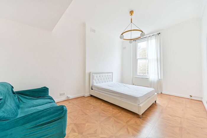 Studio For Sale In St Charles Square, Ladbroke Grove, London, W10