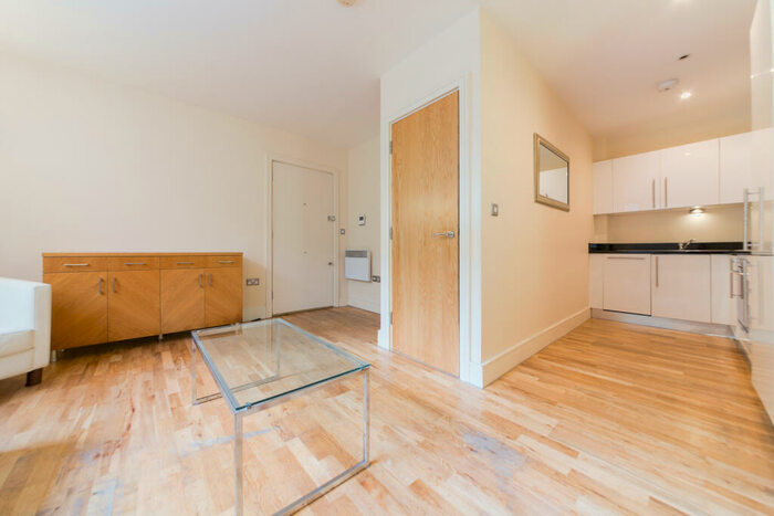 Apartment To Rent In Black Bull Yard, Hatton Wall, London, EC1N
