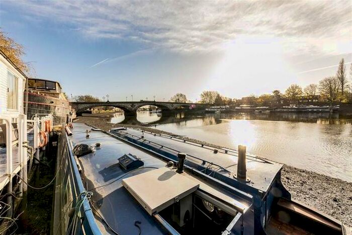 1 Bedroom Houseboat To Rent In The Hollows, Brentford, TW8