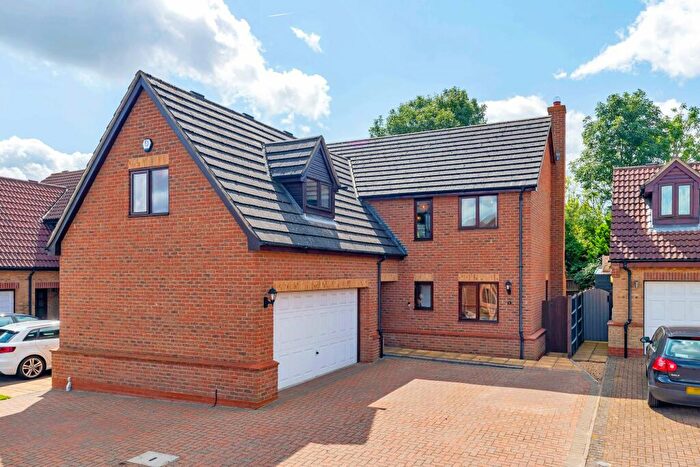 5 Bedroom Detached House For Sale In Littlebury Close, Stotfold, SG5