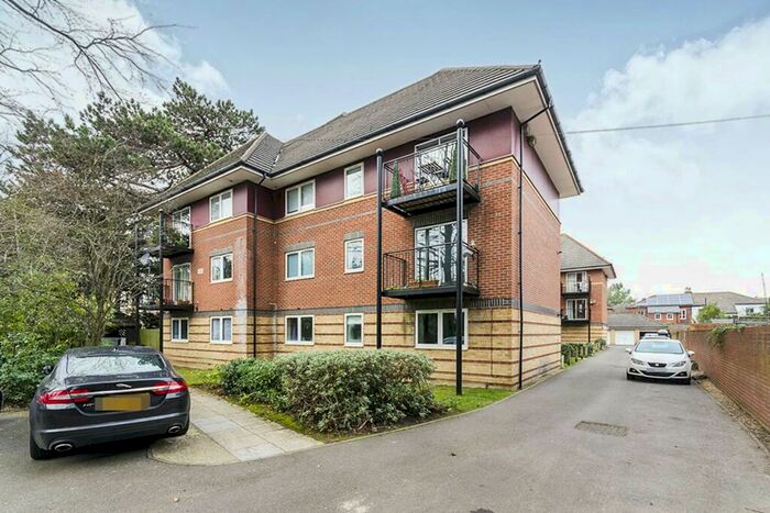 2 Bedroom Flat To Rent In Archers Road, Southampton, SO15