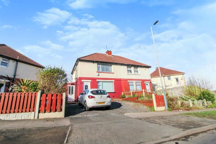 3 Bedroom Semi Detached House For Sale In Thackeray Road, Bradford, BD10