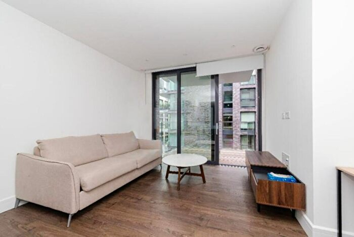 Flat To Rent In Neroli House, Piazza Walk, E1