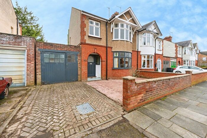 3 Bedroom Semi Detached House For Sale In Irwin Road, Bedford, Bedfordshire, MK40