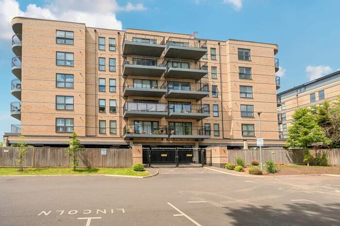 2 Bedroom Flat To Rent In Slough, Berkshire, SL1