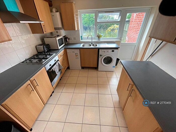 6 Bedroom Semi-Detached House To Rent In Honeysuckle Road, Southampton, SO16