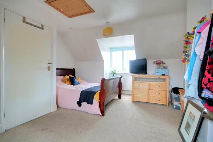 2 Bedroom Flat For Sale In Old Woking Road, West Byfleet, Surrey, KT14