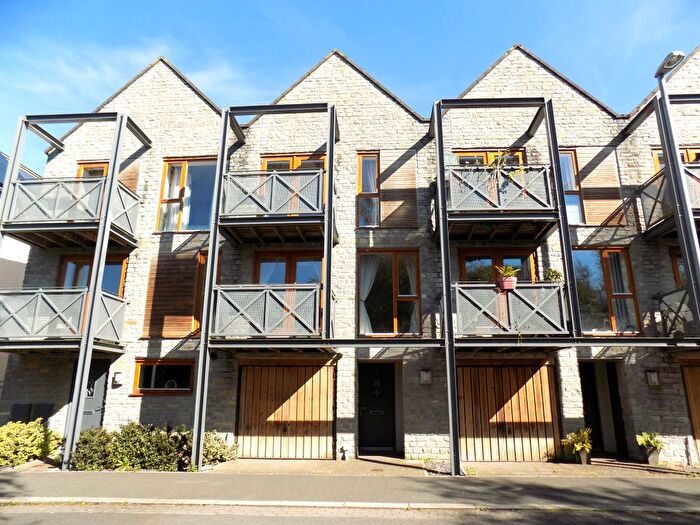 3 Bedroom Town House To Rent In Couture Grove, Street, BA16