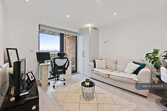 1 Bedroom Flat To Rent In Rosslyn Crescent, Harrow, HA1