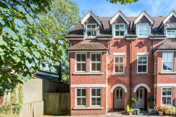 4 Bedroom Town House To Rent In Elton Close -, OX3