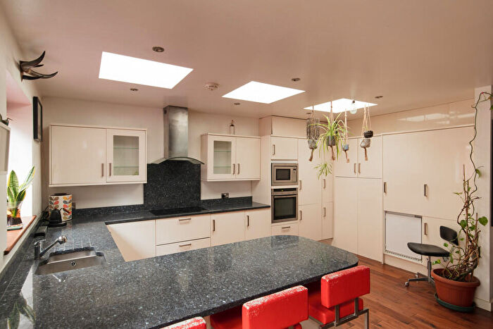 2 Bedroom Flat For Sale In Chadwick Road, Peckham Rye, SE15