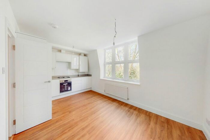 2 Bedroom Flat To Rent In Middle Lane, London, N8