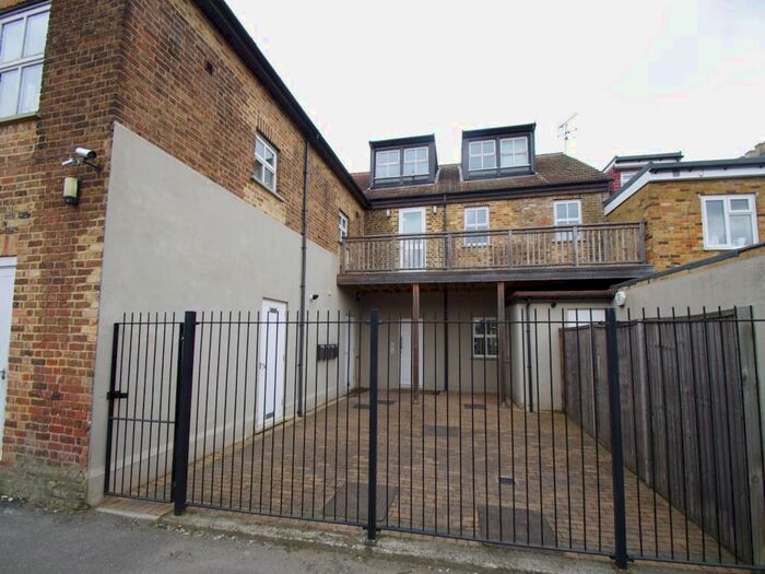 2 Bedroom Flat To Rent In Langley Road, Watford, WD17