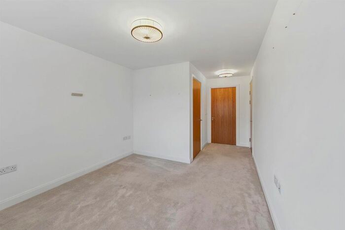 2 Bedroom Flat For Sale In Loddon House, London Road, Ruscombe, RG10