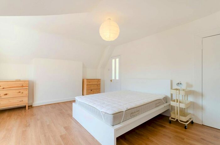 2 Bedroom Flat To Rent In Rockmount Road, Crystal Palace, London, SE19