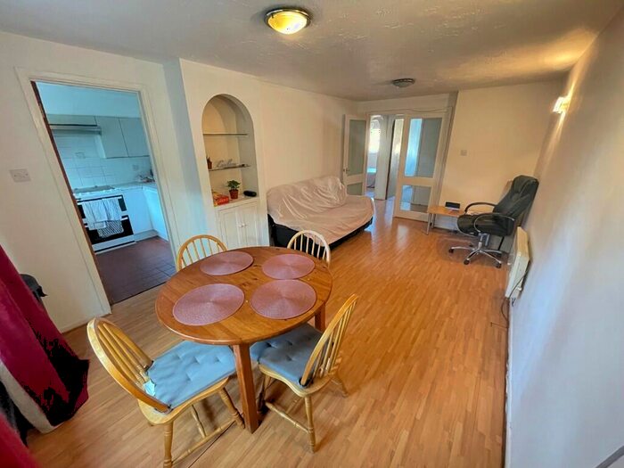 2 Bedroom Flat To Rent In Heddington Grove, London, N7