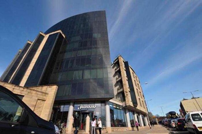 2 Bedroom Apartment To Rent In Leeds Road, Bradford, West Yorkshire, BD1