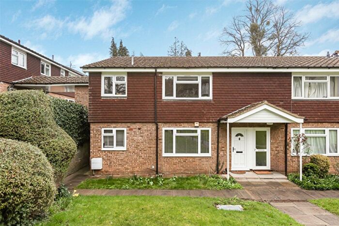 2 Bedroom Maisonette For Sale In Woodfield Road, Radlett, Hertfordshire, WD7