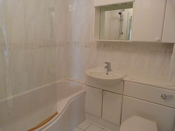 2 Bedroom Flat To Rent In Grenville Place, London, NW7
