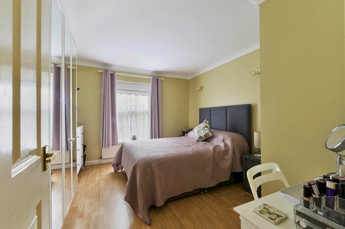 1 Bedroom Flat To Rent In Meade Court, Walton On The Hill, Tadworth, KT20