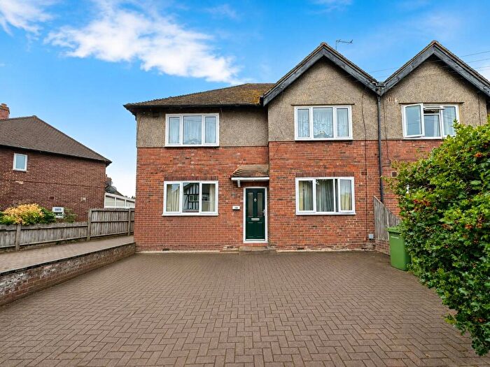 3 Bedroom Maisonette For Sale In Gregory Crescent, London, SE9