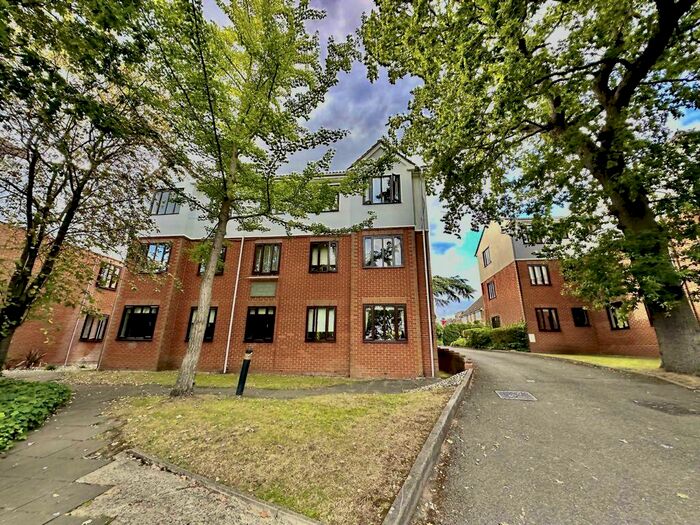 1 Bedroom Flat To Rent In Lyonsdown Road, Barnet, EN5