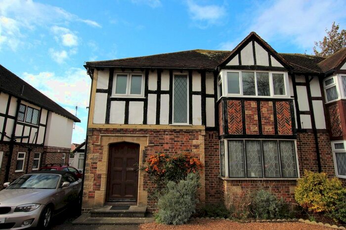 2 Bedroom Flat To Rent In George V Avenue, Worthing, West Sussex, BN11