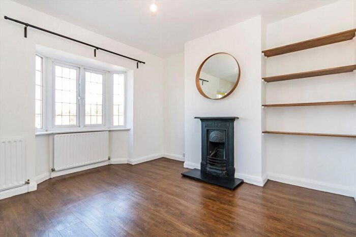 1 Bedroom Flat To Rent In The Crossways, Surbiton, KT5