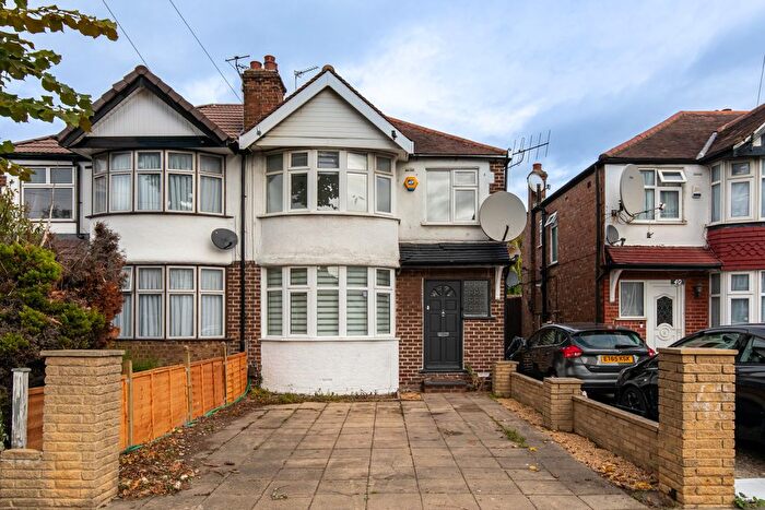 3 Bedroom Semi-Detached House For Sale In Conway Crescent, Perivale, UB6