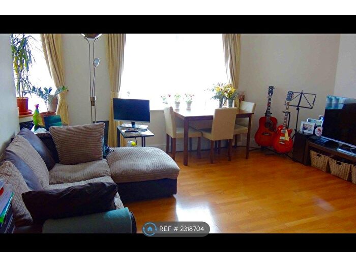 1 Bedroom Flat To Rent In Peninsula Court, London, E14