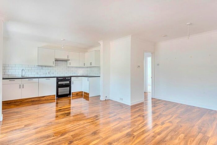 2 Bedroom Flat To Rent In Springfield Road, Windsor, SL4