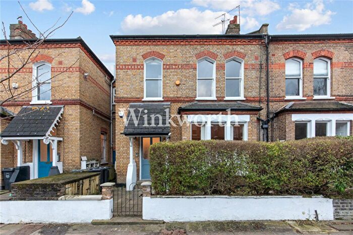 2 Bedroom Flat For Sale In Finsbury Park Road, London, N4