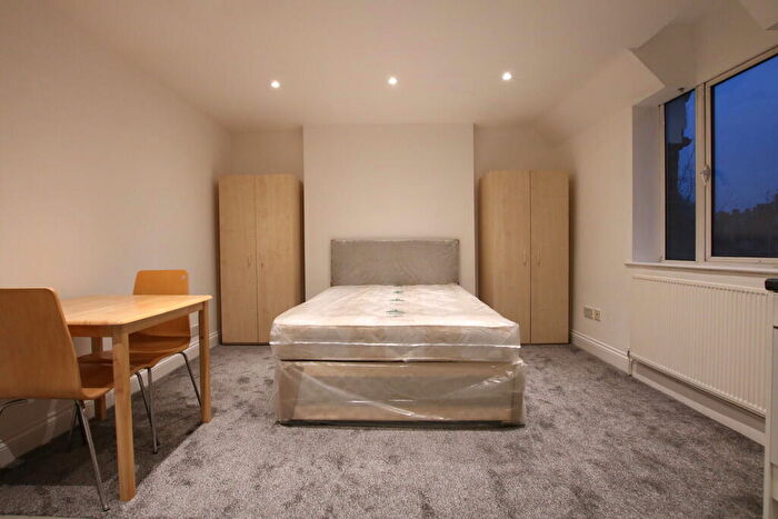Studio To Rent In St Pauls Avenue, Willesden Green, NW2