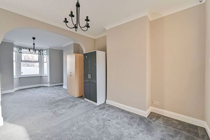 2 Bedroom Maisonette To Rent In Fountain Road, Tooting, London, SW17