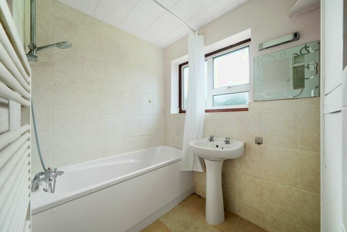 3 Bedroom Property To Rent In Hyde Close, High Barnet, Barnet, EN5