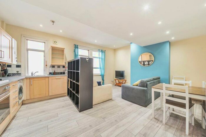 3 Bedroom Flat To Rent In Worlingham Road, East Dulwich, London, SE22