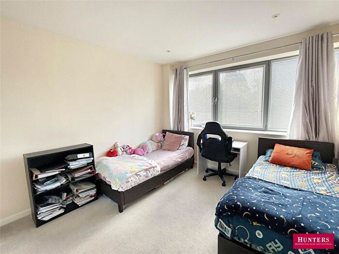 2 Bedroom Apartment For Sale In Station Road, Barnet, EN5