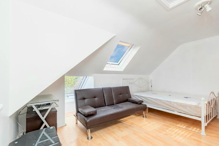 Studio To Rent In Watford Way, Hendon, London, NW4